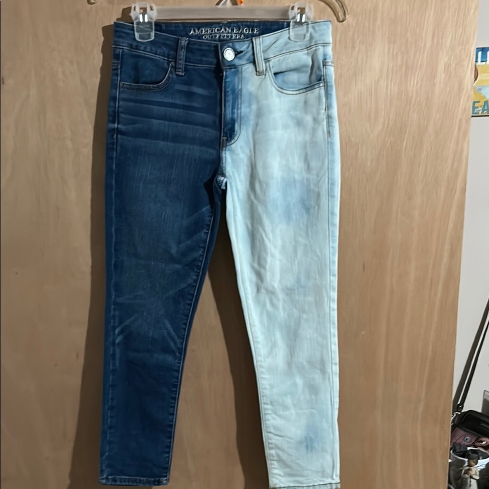 American Eagle Outfitters Blue and White Ankle Cropped Jeans